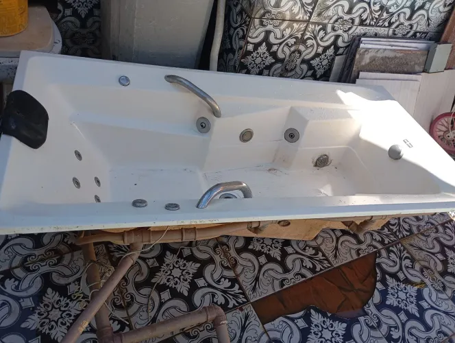 VENDE-SE BANHEIRA DE HIDROMASSAGEM COM MOTOR E AQUECEDOR