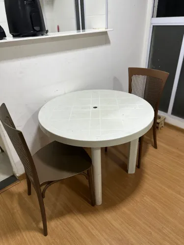 MESA DE JANTAR + CADEIRAS