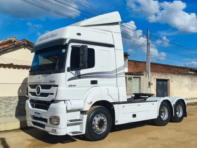 Axor 2041 6x2 automático, agregado na Cia verde 