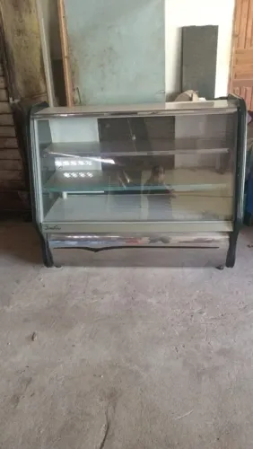 Vendo balcão gelado l de 1 porta 1.500 e vendo 4 armários de pão 750 cada!