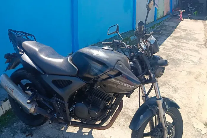 Vendo ou zroco por carro, moto Twister 2005