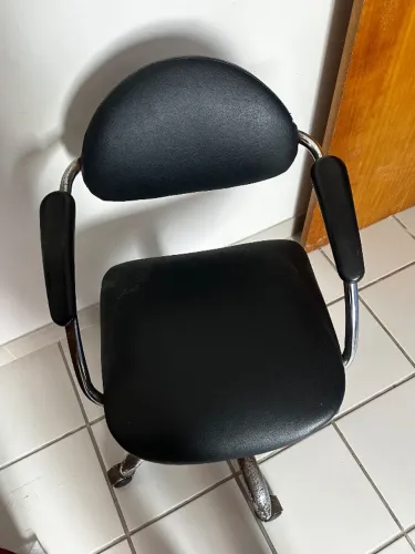 Cadeira de escritório giratória ? precisa de reforma/limpeza