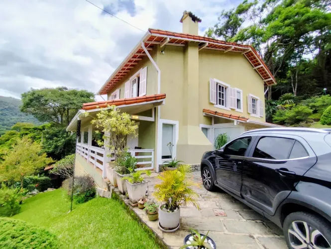 Linda casa em condomínio fechado Nogueira Petrópolis RJ