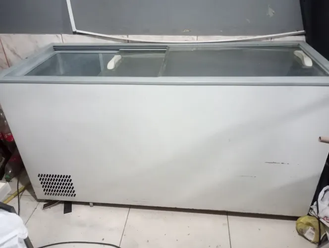 Freezer horizontal com tampo de vidro tipo expositor 