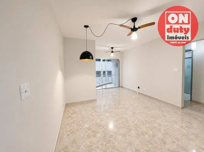 Ponta da Praia. 1 quarto com 2 banheiros. Garagem demarcada.