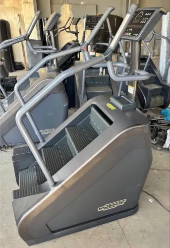 Escada TechnoGym Excite  Compacta, para ganhar espaço e, ao mesmo tempo, degraus espaçosos