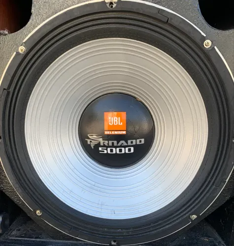 Tornado jbl 18 polegadas 5000 4 ohms usei pouco 