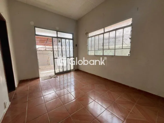 Casa para locação 200m2, 3 quartos sendo 1 suíte.