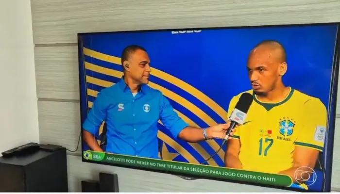 Smart TV LG 55" 4K 3D + 4 óculos 3D (Possui uma linha discreta na tela)