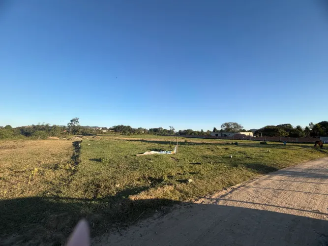 Vendo terreno de 360 metros quadrados.