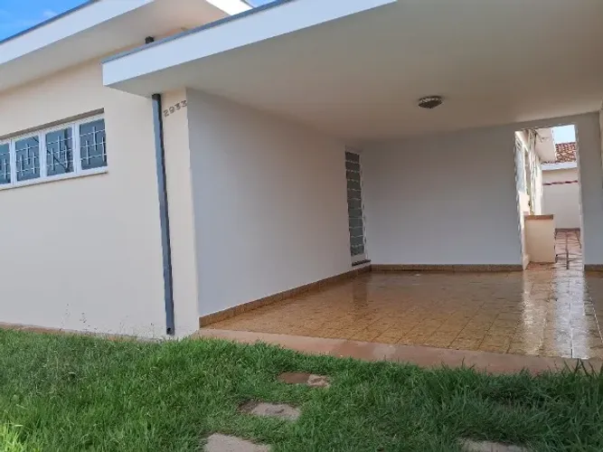 Alugo casa de 3 quartos no Vila Operária, com ótima localização.