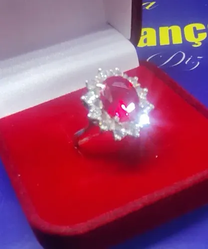 Anel Feminino Pedra Vermelha Prata 950 Peso 4.40 Gramas 17 x 15 mm Pedras Zircônias       