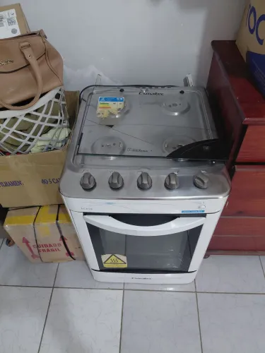 Fogão 4 Bocas-2 funcionam,2 precisam de Reparo+forno funcionando perfeitamente