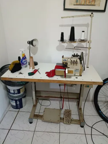 Máquina de costura industrial overclock 3 linhas (Bruce)