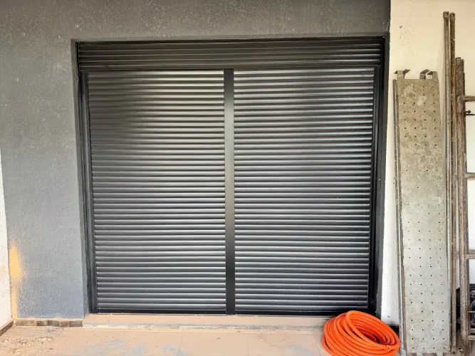 Porta janela de alumínio duas folhas com persiana dupla
