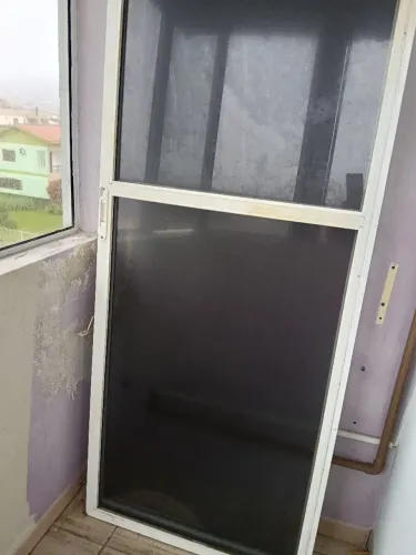 uma porta de correr de vidro 2,22 altura)76 cm ) largura