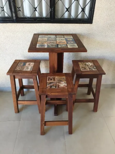Mesa Bistrô Alta Vintage Azulejo c/ 03 Banquetas em Madeira
