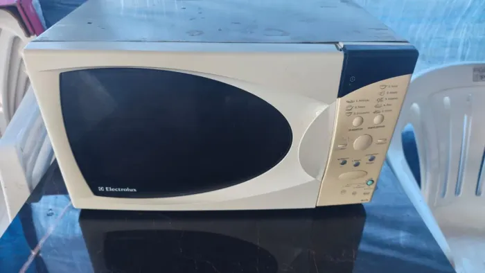 Vendo micro-ondas Electrolux 31 litros por R$ 100.