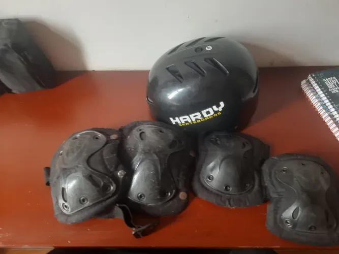 Skate personalizado com kit de proteção (capacete, joelheira e cotoveleira)