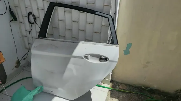 New fiesta - Porta com detalhes, dobradiças, pestana, traseiro lado motorista
