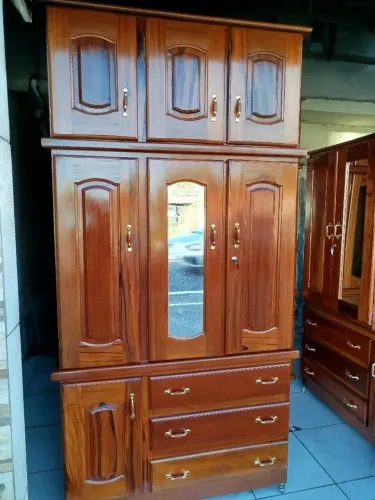 Lindo Guarda Roupa de madeira de qualidade 
