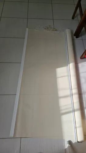 Persianas rolô cor creme, 2,70 m de altura e 1,5 m de largura