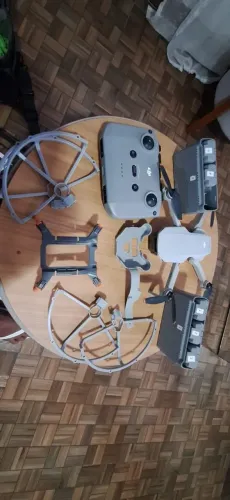 Dji mini 2se com protetores de hélices, trem de pouso  5 baterias e 2 hubs caixa e bolsa