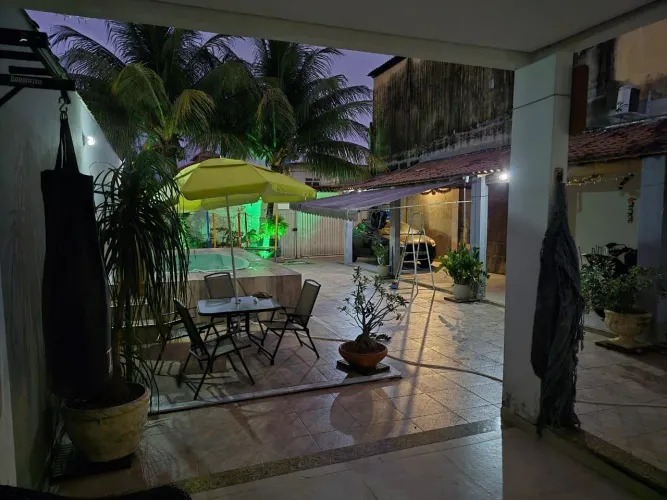 Linda casa de dúplex de p4 quartos com piscina e área gourmet e vaga para até 5 carros.
