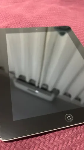 iPad Apple 16 GB para peças ou reparo. Não liga. Tela intacta