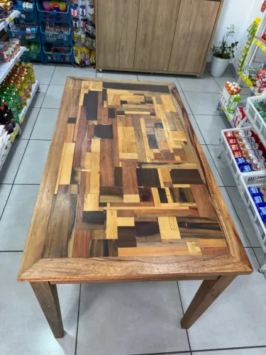 Mesa de peroba e canela
