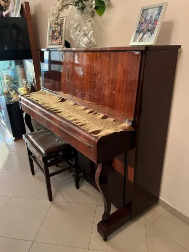 Piano Acústico De Armário Em Excelente Estado Com Banqueta