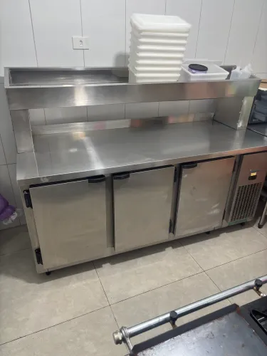 Geladeira industrial com pista fria