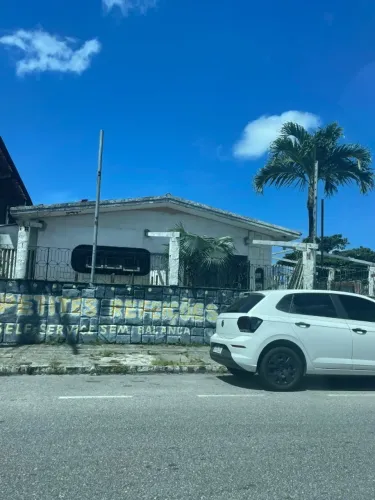 Casa na Torre de esquina com 03 quartos, sendo 01 suíte, quintal e ótima localização.