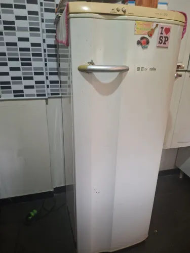 Vendo geladeira de uma porta gelando muito perfeitamente sou da vila sao luiz caxias