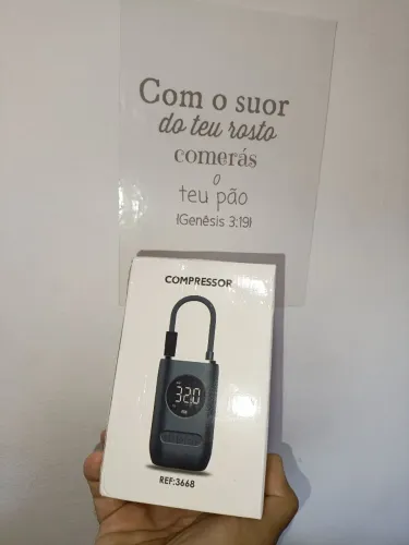 COMPRESSOR DE AR PORTÁTIL - MULTIUSO- INTELIGENTE C/ VISOR  DIGITAL E RECARREGÁVEL 