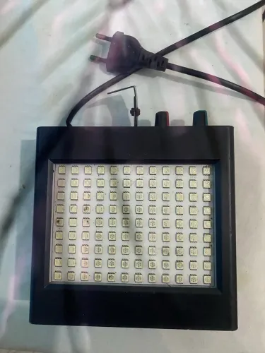 Luminária led funcionando pisca ao som 