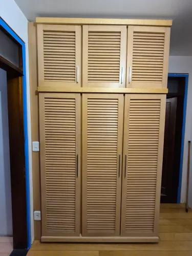 Closet com 3 armários de madeira nobre