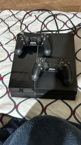 PS4 500gb em ótimo estado com Controles Originais