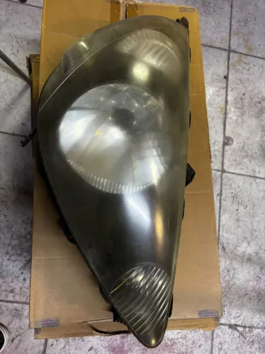 Vendo farol Par fit 2005 a 2008 precisa polir