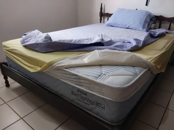 Vendo Colchão de casal,seminovo,138cmx188cm;encapado.