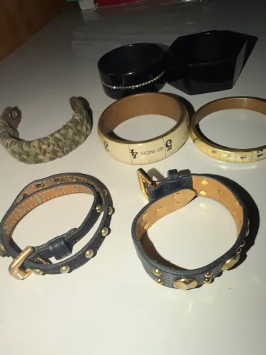 Pulseiras de marcas Farm e Eva (várias) por 50 reias