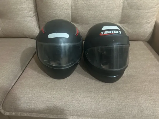 Dois capacetes