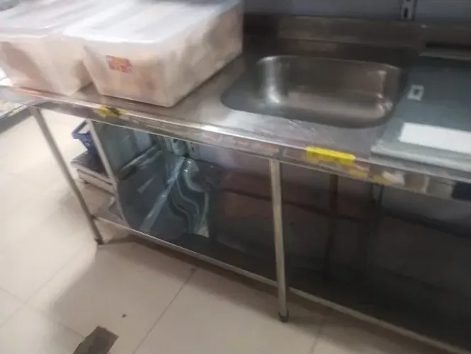 Mesa/ PIA, toda inox , chapa grossa, SEMI NOVA, 2METROS POR 0,70 CM.