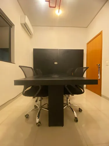 Mesa Reunião + Painel de TV + 4 Cadeiras Giratórias.