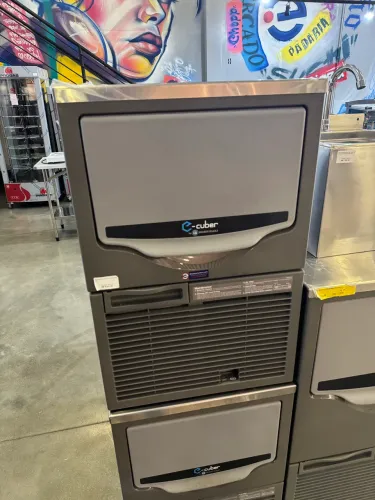 Máquina de gelo em cubos produção 40 kg por dia Macon Nova