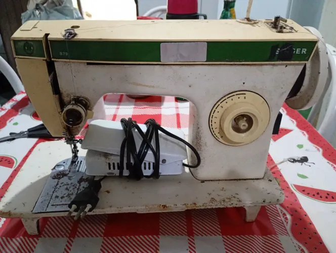 Máquina de costura Singer com motor 150