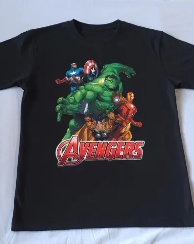 Esta camiseta preta da Marvel apresenta uma estampa dos Vingadores