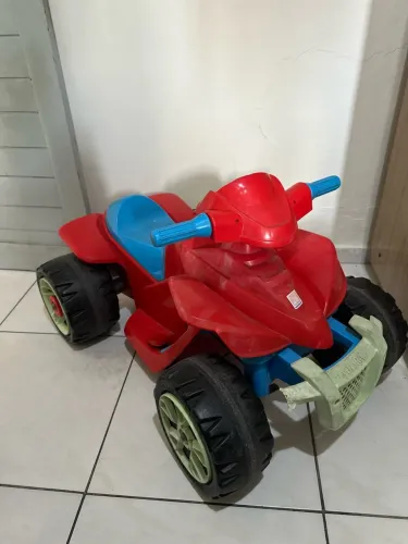 Quadriciclo infantil (tá sem o motor)