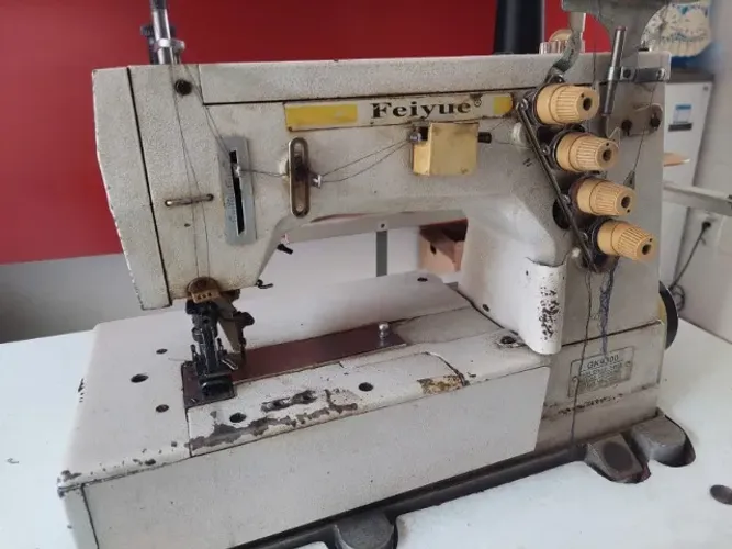 Máquina de costura tipo Galoneira marca Feiyue GK 9300