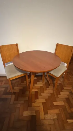 MESA REDONDA MADEIRA 90 CM TREVO TOKSTOK + DUAS CADEIRAS DE MADEIRA